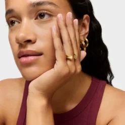 Anillo abierto con baño de oro 18 kt sobre plata y motivo flor con rodolitas TOUS 1950