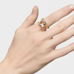 Anillo mediano con baño de oro 18 kt sobre plata y cuarzo cristal de roca Color White