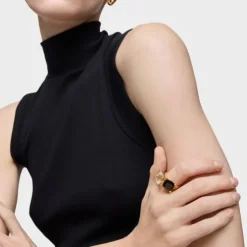 Anillo mediano con baño de oro 18 kt sobre plata y ónix Color Black