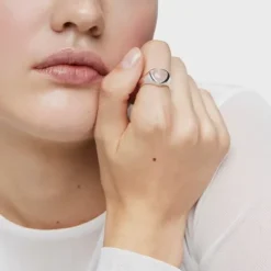 Anillo sello corazón de plata y calcedonia rosa Bold Motif