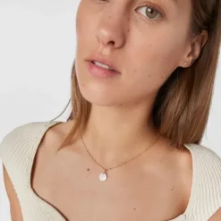 Colgante Maria de oro con nácar Devoción