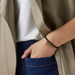 Pulsera con baño de oro 18 kt sobre plata, diamantes y cordón negro Nocturne