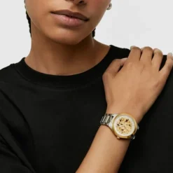 Reloj analógico con acero IPG dorado y brazalete de acero Karat Round