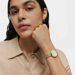 Reloj analógico Icon Charms de acero IP dorado con nácar