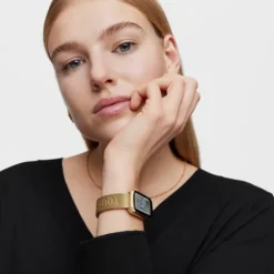 Reloj smartwatch con brazalete acero IPG dorado y caja de aluminio en color IPG dorado TOUS T-Band Mesh