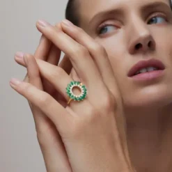Sortija de oro con diamantes y esmeraldas TOUS ATELIER UNIQUE PIECES